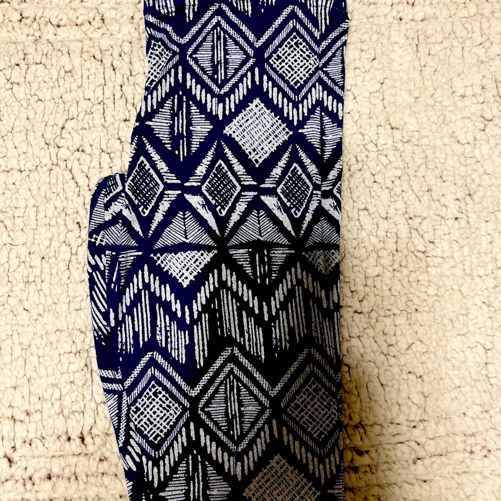 One size Leggings comes with free small tube top